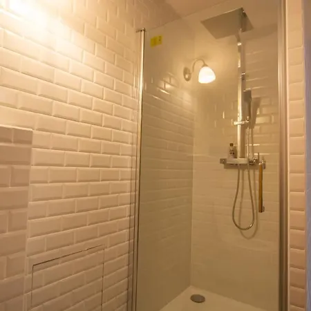 Emilie Nuit - 3 Au 2e Etage - Maison Avec Chats Bed and breakfast