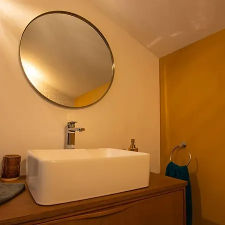 Emilie Nuit - 3 Au 2e Etage - Maison Avec Chats Bed & Breakfast