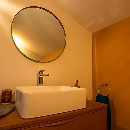 Emilie Nuit - 3 Au 2e Etage - Maison Avec Chats Bed & Breakfast 3*
